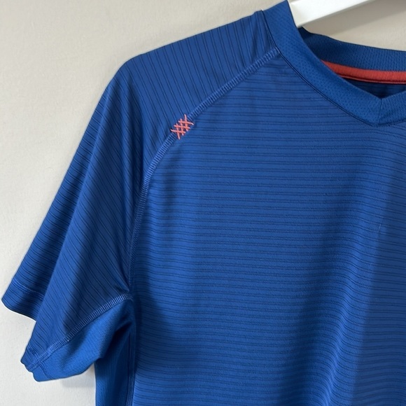 RHONE Mens Sentry Blue Vneck Tshirt Stripe Stretch Short Sleeve Sz M - Picture 2 of 11